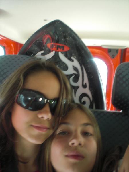 Vacances                           photo: Ma cousine et moi allant a la plage